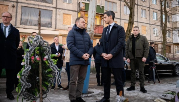 Кулеба і прем’єр Нідерландів відвідали пошкоджений російським ударом будинок у Святошинському районі