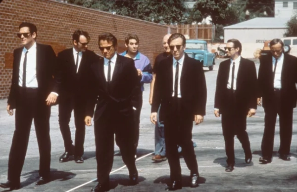 Тільки для редакційного використання. Обкладинка книги не використовується. Обов'язкове посилання: Фото Live Entertainment/Kobal/Shutterstock (5885599x) Майкл Медсен, Квентін Тарантіно, Гарві Кейтель, Крістофер Пенн, Лоуренс Тірні, Тім Рот, Стів Бушемі, Едді Банкер Скажені пси - 1993 Режисер: Квентін Тарантіно Live Entertainment США Кадр з фільму Бойовик/Пригоди