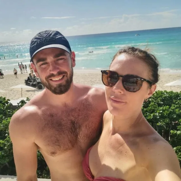 Історія з Jam Press (Молодий британець потонув). Фото: Джеймс Вінклз на фотографії, опублікованій 12 березня. Молодятий британець трагічно потонув під час своєї омріяної відпустки. Джеймс Вінклз, який приїхав з острова Вайт, як повідомляється, відвідував прибережний курорт з групою друзів, включаючи свою наречену дружину. Його тіло було знайдено на пляжі Ель-Лагіто в Картахені, Колумбія, вчора вранці (22 березня). За даними місцевих ЗМІ, Джеймс провів у місті, розташованому на карибському узбережжі Колумбії, 12 днів. Повідомляється, що він зупинявся в розкішному готелі в районі Ель-Лагіто, щоб відсвяткувати своє весілля з друзями. 30-річний чоловік зник безвісти напередодні ввечері, нібито зайшовши у воду за несприятливих погодних та морських умов. Його тіло було знайдено біля берегової лінії, воно плавало обличчям вниз у воді близько 7 ранку. Служби екстреної допомоги, що прибули на місце події, підтвердили, що турист без ознак життя. Його тіло було доставлено до найближчого моргу для встановлення обставин, що призвели до його ймовірного утоплення. Розслідування смерті британського туриста триває. Джеймс, який працював у сімейному автосалоні в Райді, став другою людиною, яка втонула біля узбережжя пляжу Ель-Лагіто цього року. 7 лютого 21-річного шеф-кухаря Семюеля Пе'атеса Кортіну змило водою під час купання в морі зі своєю дівчиною, як повідомляє NeedToKnow. Його тіло було знайдено через три дні на пляжі острова Тьєрра-Бомба. Влада закликала плавців бути обережними під час заходу у воду. Вони сказали уникати заходу в море, якщо вітер сильний, а хвилі перевищують 1,9 метра заввишки, почекати деякий час після їжі та уникати надмірного вживання алкоголю. КІНЕЦЬ ПРИМІТКИ РЕДАКТОРА: Ліцензія на використання: (СОЦІАЛЬНІ МЕРЕЖІ) Ми отримали цей матеріал з перевіреного облікового запису в соціальних мережах і звернулися до власника. Обмеження використання: Jam Press несе всю відповідальність за використання лише на новинних порталах, використання в соціальних мережах, таких як Facebook і YouTube, не гарантується.