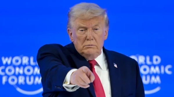 epa12667897 Президент США Дональд Трамп жестикулює після свого спеціального звернення на 56-му щорічному засіданні Всесвітнього економічного форуму (ВЕФ) у Давосі, Швейцарія, 21 січня 2026 року. Саміт 2026 року, який триватиме з 19 по 23 січня під гаслом «Дух діалогу», об’єднує світових політичних лідерів, керівників корпорацій та вчених для вирішення міжнародних викликів. EPA/ДЖІАН ЕРЕНСЕЛЛЕР