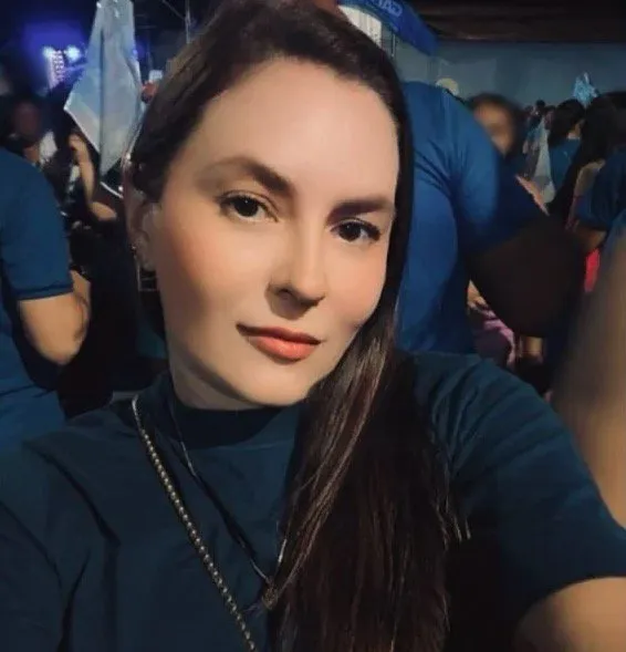 Історія з Jam Press (Масове отруєння в піцерії). Фото: Райсса Марітейн Безерра-е-Сілва. 44-річна жінка померла, а 117 людей захворіли після їжі в піцерії. 44-річна жінка померла, а ще 117 людей захворіли після їжі в піцерії. Райсса Марітейн Безерра-е-Сілва та її хлопець скуштували піцу з в'яленою яловичиною «carne de sol» у закусочній у неділю (15 березня). Повернувшись додому, вони почали почуватися погано та звернулися до лікарні, де їх лікували та виписали. Однак Райсса повернулася в понеділок (16 березня) вранці з діареєю, блювотою та болем у животі. «Її стан швидко погіршився», – повідомила регіональна лікарня Помбала в бразильському штаті Парабба. «Їй негайно надали медичну допомогу та перевели до відділення інтенсивної терапії у критичному стані з ознаками, що свідчать про важку інфекцію». Вона померла в лікарні у вівторок (17 березня) вранці. Пізніше з'ясувалося, що ще 117 людей звернулися за медичною допомогою в Помбалі після того, як поїли в тій самій піцерії в неділю. Серед їхніх симптомів були нудота, блювота, біль у животі, діарея та загальне нездужання – все це відповідало харчовому отруєнню. Як повідомляє Creatorzine, місцеві органи охорони здоров'я з того часу закрили піцерію. Повідомляється, що під час перевірки було виявлено комах, неправильно зберігані продукти та інші порушення. Двоє людей залишаються в лікарні – восьмирічна дитина та жінка. Лабораторні аналізи інгредієнтів з піцерії, а також тіла Райсси, будуть проведені в рамках поліцейського розслідування. Райсса, агроном, працювала у відділі охорони навколишнього середовища місцевої ради. Вона була зі своїм хлопцем близько року. «Вона була життєрадісною, приземленою та теплою людиною», – сказала її двоюрідна сестра Ізабеле Фрейтас. «З нею було весело проводити час». Сьогодні (18 березня) її поховали в Помбалі, оскільки її родина закликала до справедливості. КІНЕЦЬ ПРИМІТКИ РЕДАКТОРА: Цитати перекладено англійською мовою.