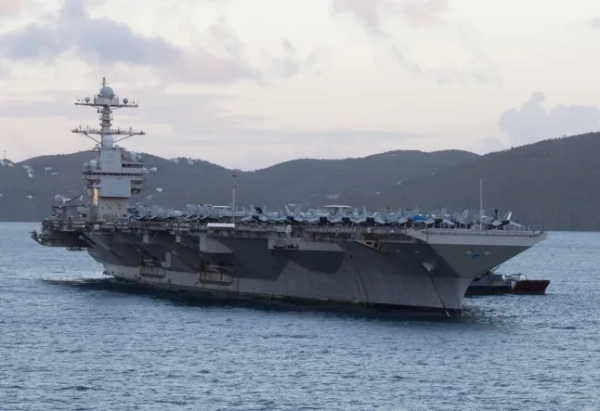 Авіаносець USS Gerald R. Ford, завантажений винищувачами та іншими літальними апаратами.