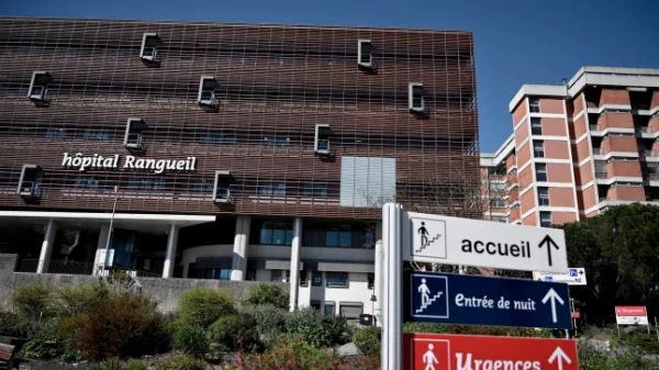 На знімку, зробленому 4 квітня 2020 року, видно вхід до лікарні Рангей у Тулузі, на півдні Франції.