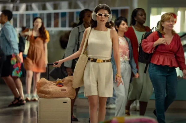 Люди, яких ми зустрічаємо у відпустці. Емілі Бейдер у ролі Поппі у серіалі «Люди, яких ми зустрічаємо у відпустці». Режисерка: Мішель К. Шорт/Netflix ?? 2025